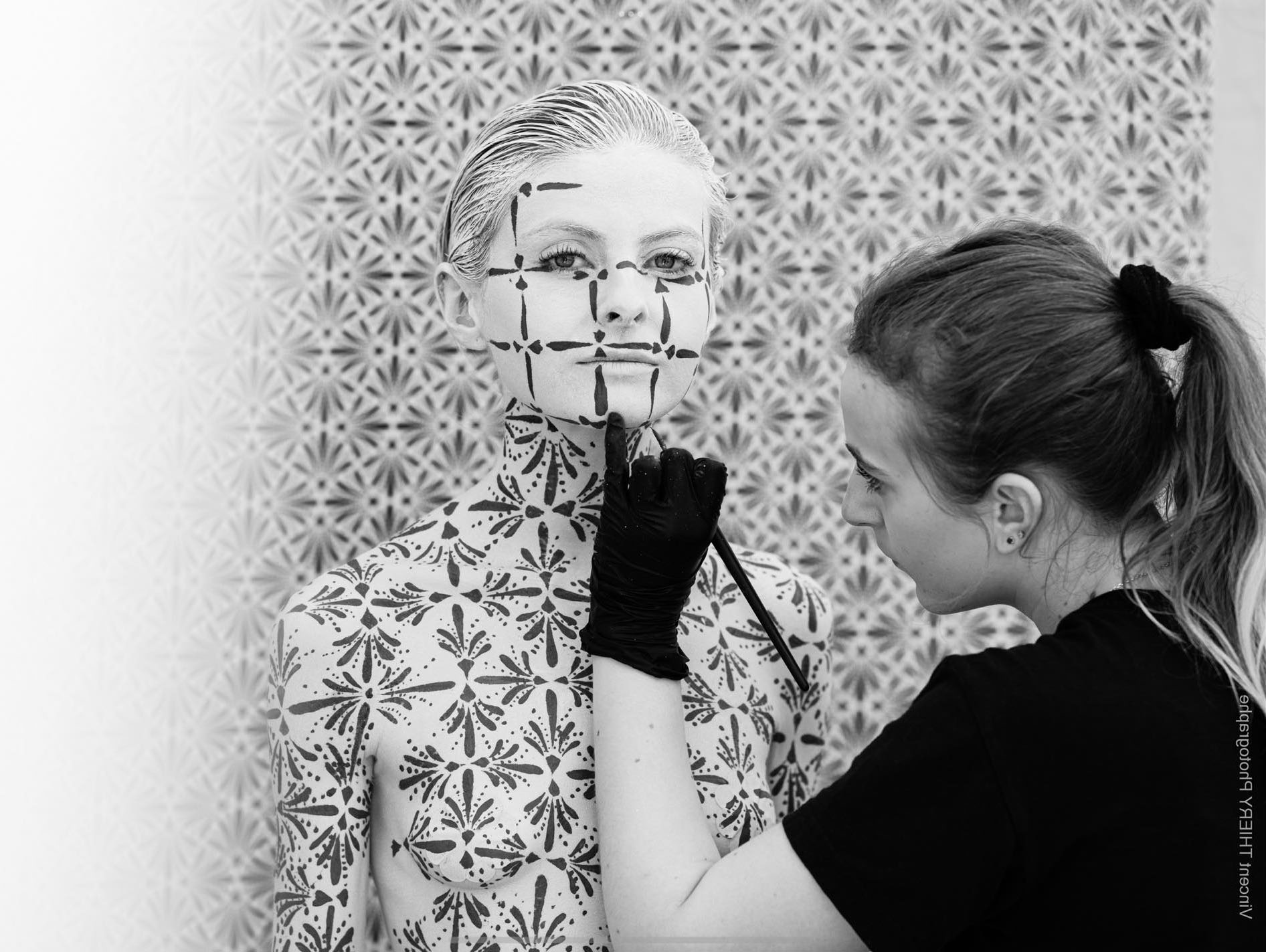 Photo de Natasha GARNIER-FROSSARD travaillant sur une oeuvre de body painting